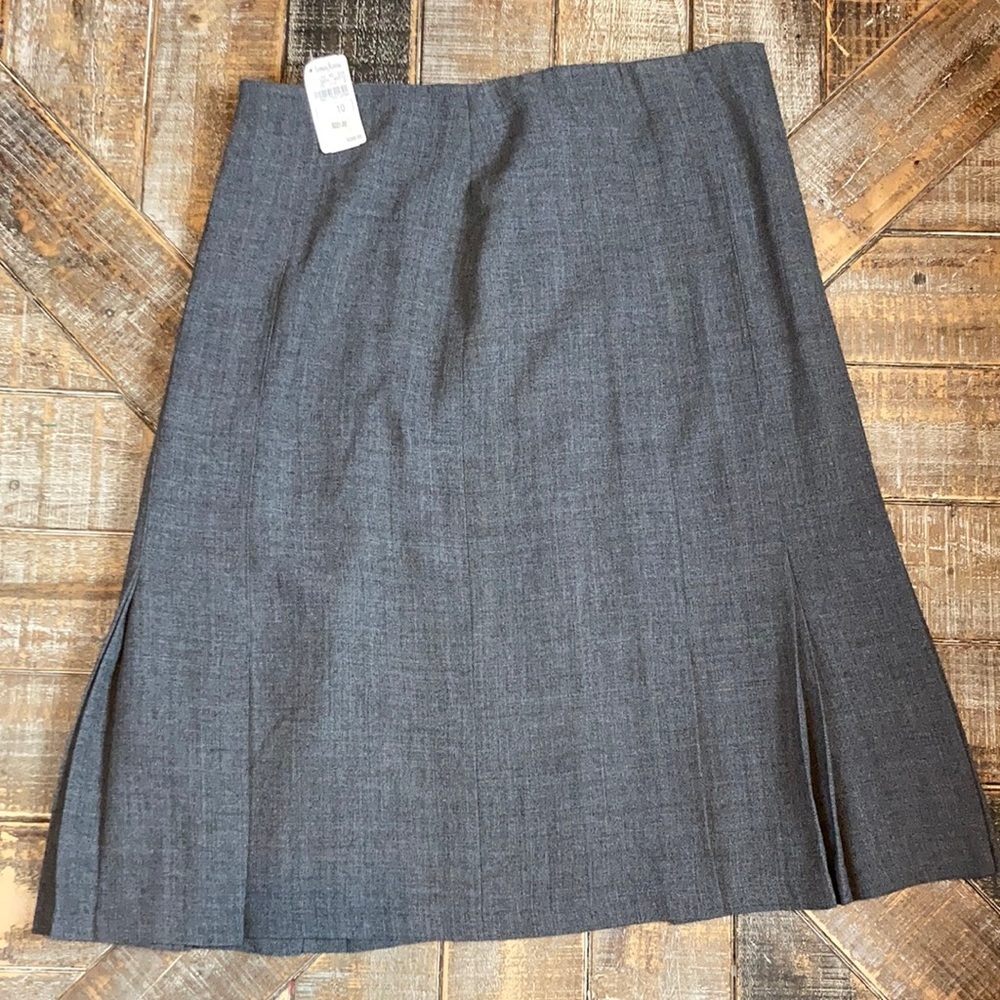 NWT Wool gray skirt with lower pleating. Size 10. Jon.